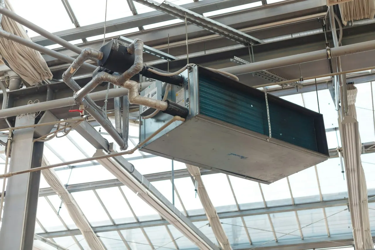 Sistemas fan-coil en edificios corporativos: tecnología, mantenimiento y riesgos