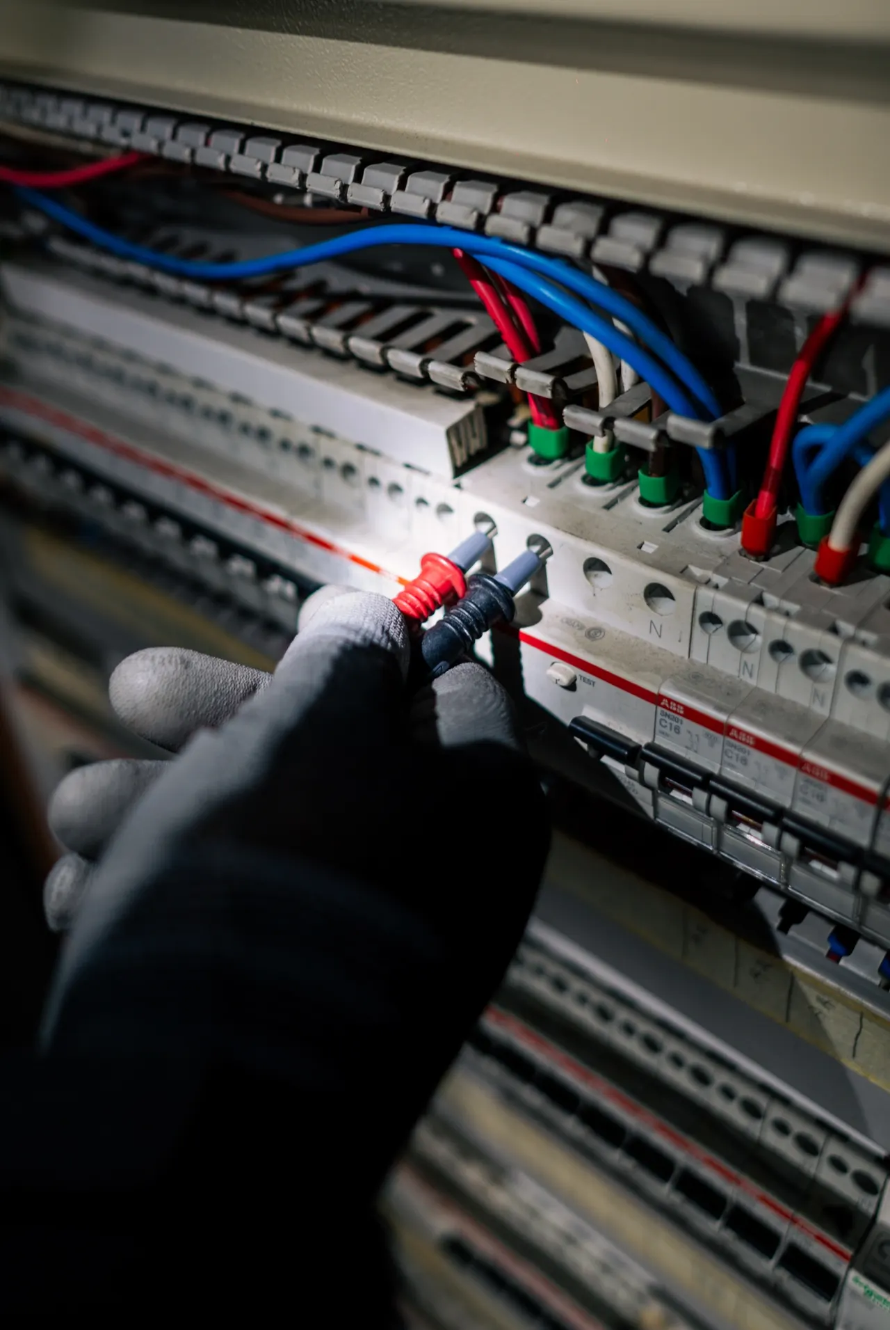 Mantenimiento eléctrico de edificios corporativos: qué incluye y cómo se gestiona