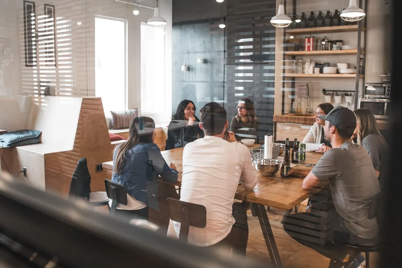 Workplace strategy en oficinas híbridas: cómo diseñar para 2-3 días presenciales