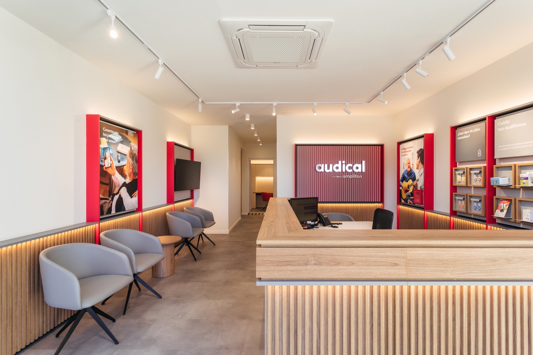Reforma de recepción corporativa — proyecto Audical Sea Garden ejecutado por Grupo Opción